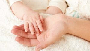 Ръце на майка и бебе - 3 жени в 1