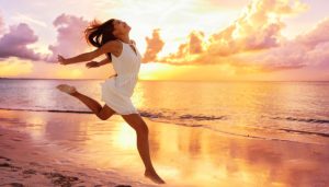 Свободна жена тича по плажа – 3 жени в 1