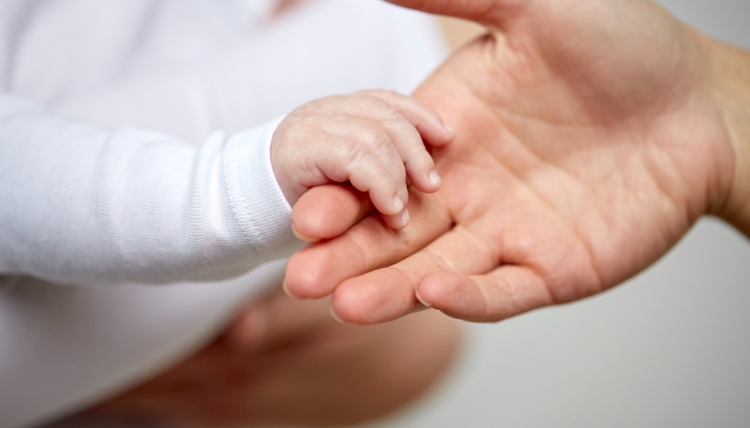 Майчинство - бебешка ръчичка