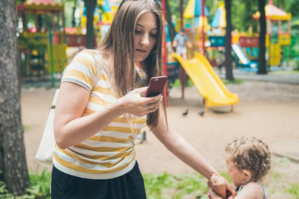 Майка гледа в телефон